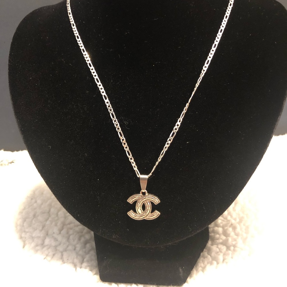 CHANEL Silver Interlocking CC Pendant Figuero Necklace